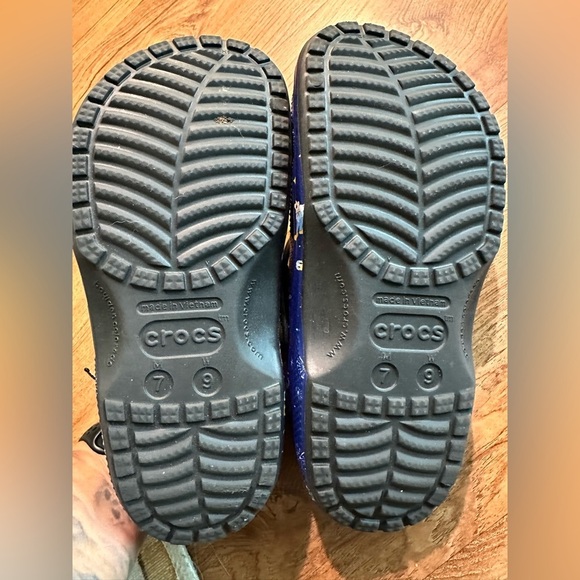Disney Parks Magic Kingdoms 50th Anniversary Crocs. W/9 or M/7 EUC - Picture 6 of 8